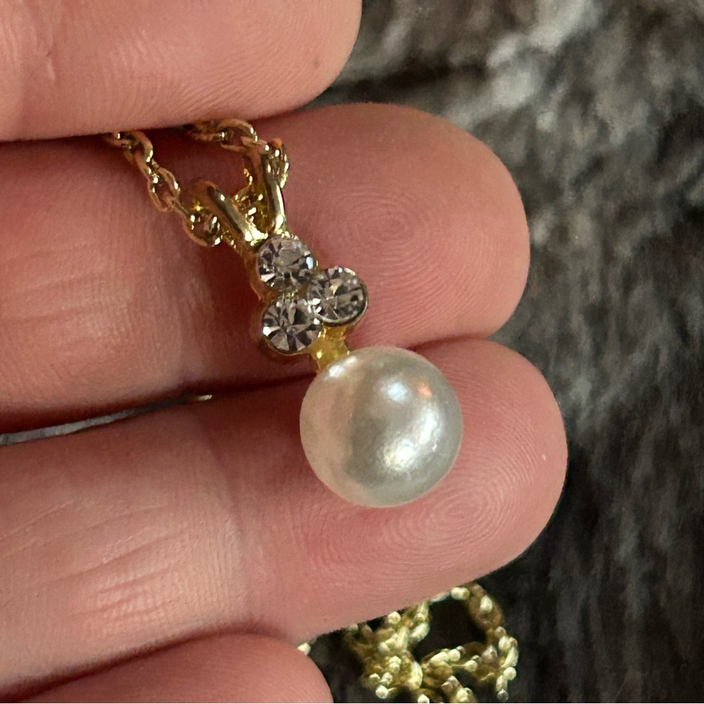 Elegant faux pearl rhinestone pendant on chain necklace